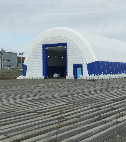 Отапливаемый пневмоангар-склад ООО «АГМК» с открытыми воротами