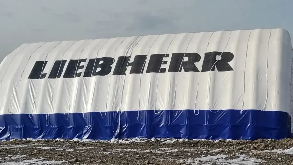 Логотип Liebherr на боковой стене пневмоангара