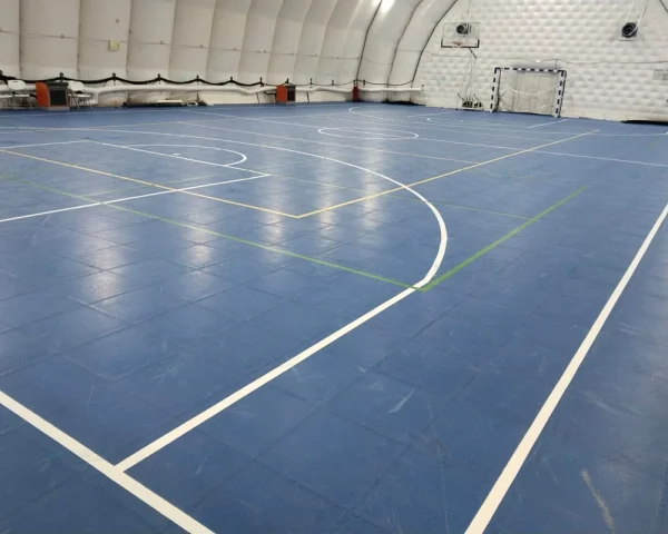 Спортивное покрытие и разметка внутри пневмоангара в Новом Уренгое